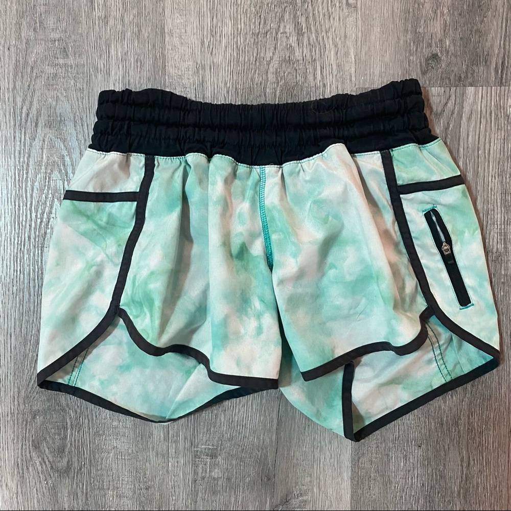 Lululemon Green Tie Dye Shorts Size 6 Low-Rise